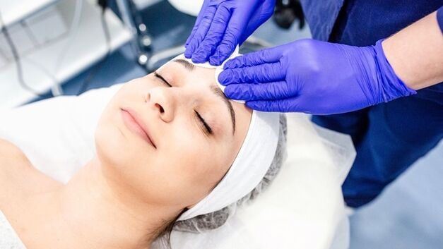 Procedemento de mesoterapia para o rexuvenecemento da pel facial cun cóctel de vitaminas